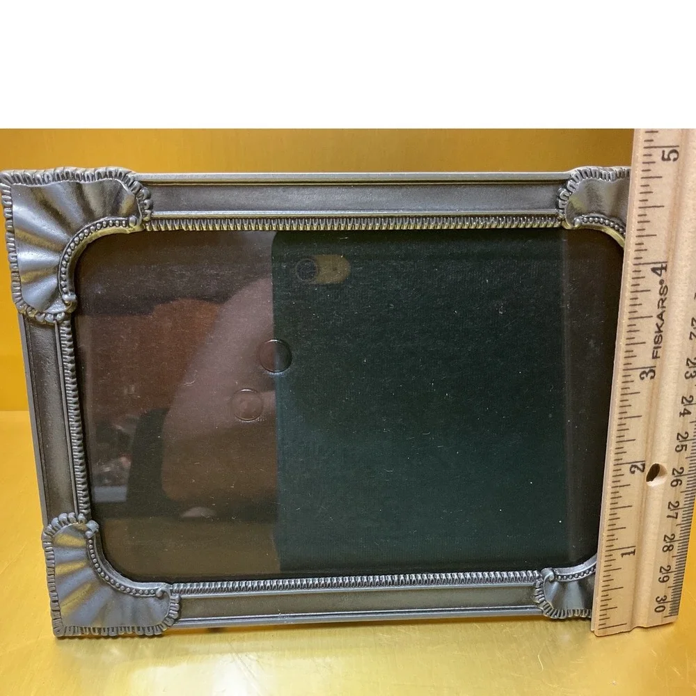 Vintage 1990 SEMO Pewter Tone Metal 4x6 Picture Frame Shell Corner Detail 020